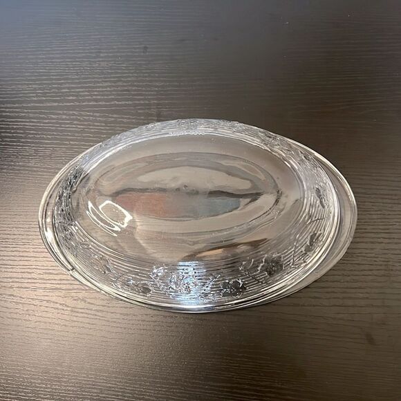 Vintage Lidded Glass Roaster / Oval Baking Dish with Floral Design - Picture 3 of 4